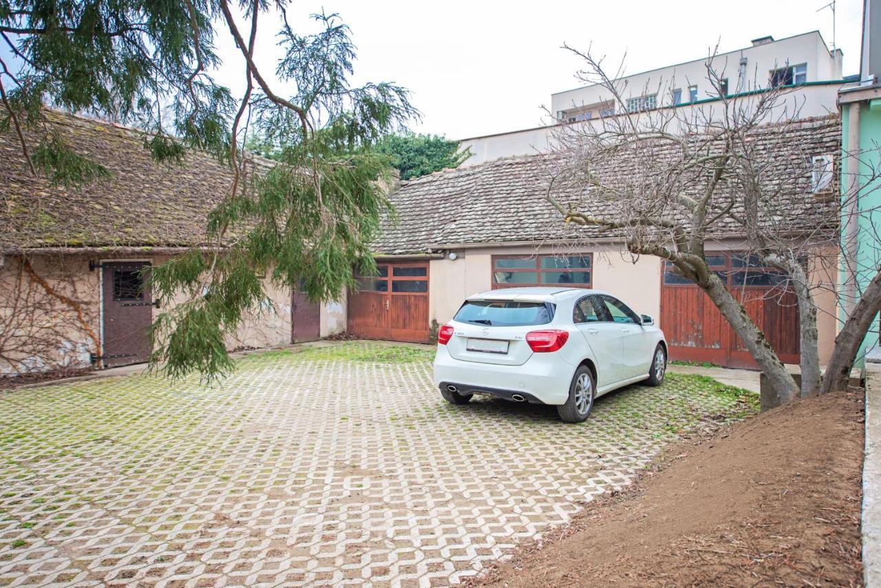 Pb Urban Garden Stay With Secured Parking Sremska Mitrovica Exterior foto
